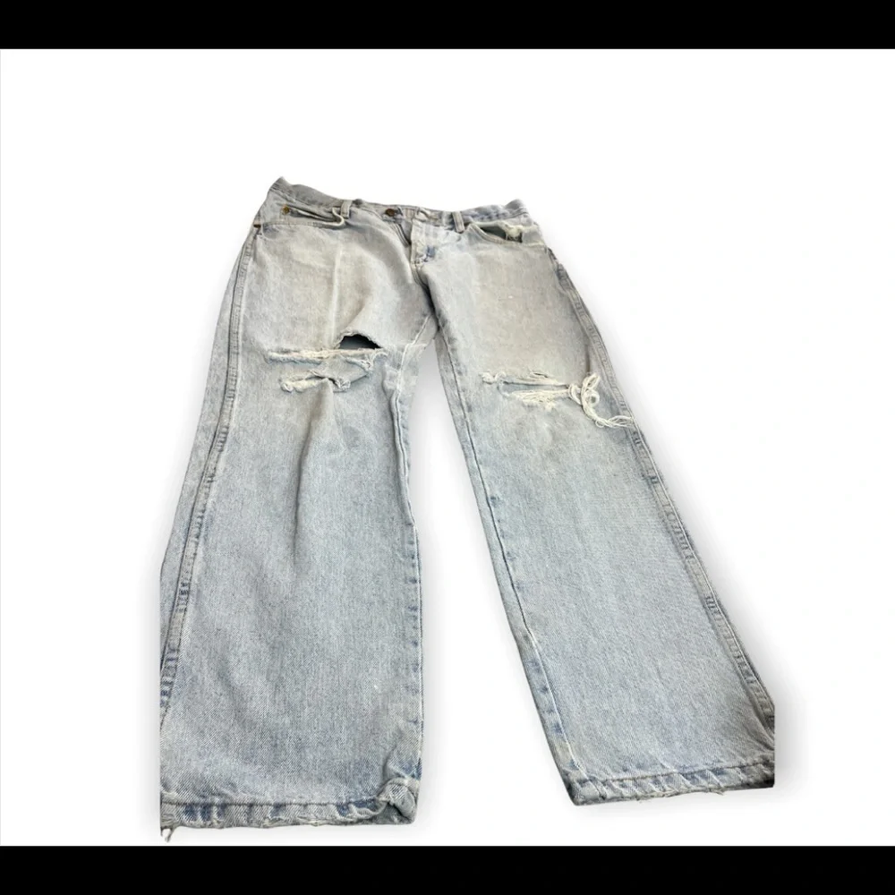 Wrangler distressed jean size 33X30